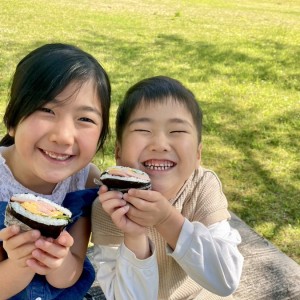 具沢山のおにぎらずもって公園に遊びにきたよ 
いっぱい遊んでる食べて元気もりもり