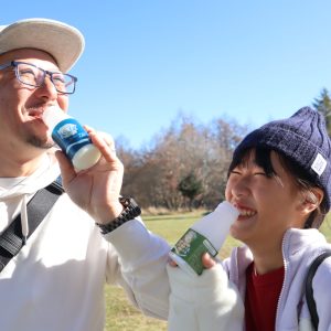 牧場で飲む牛乳やヨーグルトはおうちで飲むよりとっても美味しかったよ!!
お父さんと乾杯していただきます!