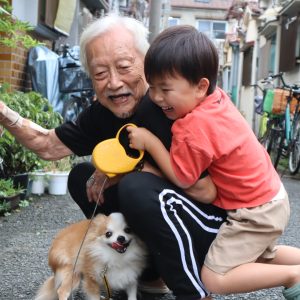 近所のだーいすきなおじいちゃんに会えて大はしゃぎ♡嬉しすぎてぎゅーーーっと力強くいく息子(笑)血縁関係のない2人ですが、あまりにも仲良しなので本当の孫と祖父のようです(笑)
