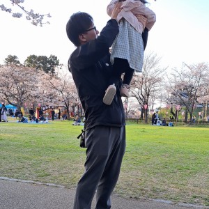 綺麗な桜に興味津々
触りたくて触りたくて
伸ばした手は
お空にまで届きそう