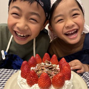 お父さんの誕生日に、2人でケーキを作ったよ!!
いちごを沢山のせて、完成して、
お父さんに喜んでもらえて大満足でした。