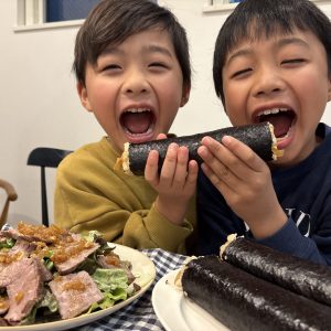 節分は、じぃじばぁばと一緒に豆まきをして、
恵方巻きを食べました!!