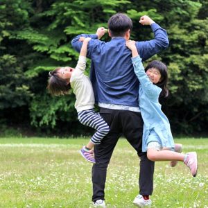 パパの腕にぶら下がり、はしゃぐ子供達。
パパは筋トレ。子供達は楽しい遊び。笑顔溢れる親子時間(^^)