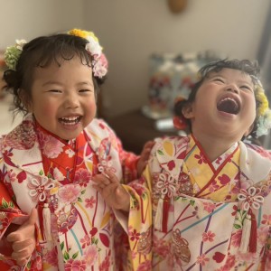 七五三でお着物を着れて超ハイテンションな双子ちゃんです💖