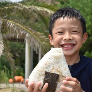 海で泳いだ後は、巨大おにぎりをぱくり!!
泳いだらお腹がすくから、巨大おにぎりが食べたいとリクエストがあり作りました。