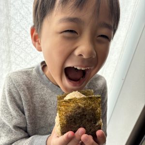 おむすびを持って公園に行く予定でしたが、
私がおむすびを作っていると息子がきて、
今すぐに食べたい!と1つペロッと完食しました。