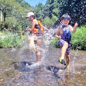 大自然の中、親子で思いっきり遊ぶ!
大人も子供もびしょ濡れだー(^^)