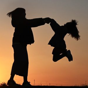 夕日をバックにジャンプ!!
笑い声が聞こえてきそうで、幸せな瞬間です。