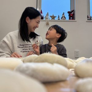 息子は、初めてのお餅つき。
粉で顔や服を真っ白にしながら、がんばりました!