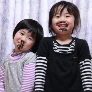 孫たち二人女の子ですが、ちらし寿司に使った海苔で遊んでいるところです。細く黒いことから髭を連想した様です。海苔でノリノリでした。