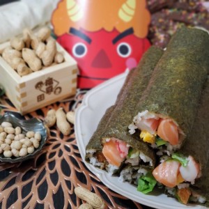 家族の健康を願って毎年手作り恵方巻き!
ただひたすら一方向をみて黙々と食べます!
