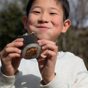 焚き火しながら外で恵方巻を食べました!
口いっぱいに頬張って、美味しい!の顔です!