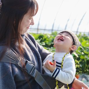 初めてのいちご狩り。
最初は抱っこされながらいちごを食べて
美味しくて幸せそうな顔を撮りました。