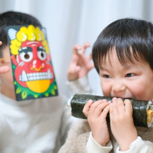 海苔が大好きな弟くん、恵方巻も、海苔を最初に食べたい!と、
横からかぶりつく!逞しくかぶらりつく顔に、鬼も逃げていくことでしょう!