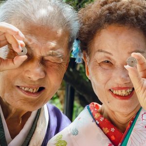 手に持つ小さな硬貨が、長い?月を共に歩んだ二人の物語を映し出す。彼らの笑顔には、若かりし日の情熱と、ともに過ごした日々の甘美が凝縮されている。いつまでも変わらぬ愛と、日々新たな発見を楽しむ心。これこそが、真の愛が時間を超えて続く秘訣。歳月が彼らの絆をさらに美しく彩り、二人の人生を豊かにしてくれる。