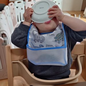 大好きな苺を食べきった後に、更についている残り果汁を
一滴残さず味わう2才の息子の微笑ましいひとコマです。