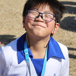 2月22日に開催された姫路城マラソンで、小学生の部でファンラン2kmを走った後、気持ち良さげに満面の笑みをしていたので切り取りました。