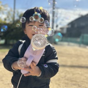 大好きなシャボン玉で遊ぶ息子の休日。