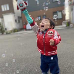 シャボン玉で遊んで、しあわせいっぱい!
小さなお手手で、お空高く飛んでけ〜!
シャボン玉に夢中のしあわせな笑顔です