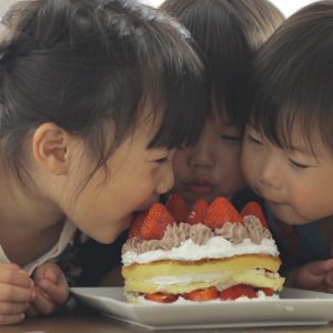 子供達と手作りケーキを作りました!
出来上がったケーキと記念撮影しようと思ったら
3人同時にケーキにかぶりつき!笑
しあわせな一枚が撮れました