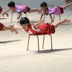 運動会でイス組体操をしています。我が子は特に手も足もピンと伸びて、綺麗(親バカ)。頑張って練習した成果が出た一枚!
ノリにのって、イスにのってます!!