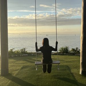 淡路島で撮った1枚です。夕日に、ブランコに乗っている
子供が映えて大変きれいでした。家族の幸せを感じました