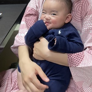 祖父母と3世代で旅行に行き、みんなで食事をしている時に、ママの膝の上でご機嫌なところを撮りました。まだご飯は食べられませんが、楽しい会話に顔で参加していました