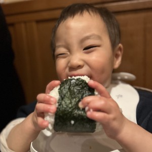自分の顔くらいの大きさのおにぎりがこんな小さな身体の中へ!
一個ペロリと食べて元気もりもりなんだなぁ。