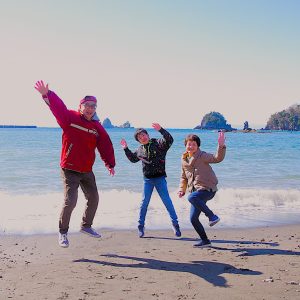 家族旅行中に伊豆の綺麗な砂浜にて楽しく写真撮影しました。