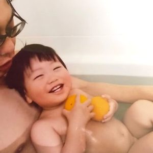 柚子風呂にゆっくりと入って温まってます
いつも帰りが遅いパパとのお風呂の時間は、楽しい時間で孫もうれしそうです。