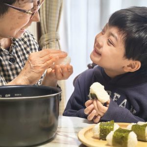 おばあちゃんが炊きたてご飯で、おやつに作ってくれる海苔おにぎりは、息子の大大大好物。幼稚園から帰ってきて、今日もパクパク、たくさん食べて、元気モリモリです!