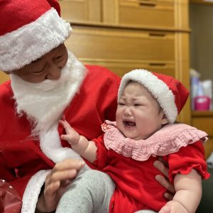 3世代、みんなでクリスマスパーティー。じぃじサンタが孫たちにプレゼントをもって登場。はじめて参加した娘、知らないひとの登場に大泣き!!
可愛い泣きの姿に、じぃじサンタも周りのみんなも笑顔に包まれた瞬間でした。