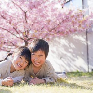 柔らかな春の光と、満開の桜。
ふたりの笑顔がその光に溶けていくような一瞬でした。
季節の空気まで伝わるよう、自然な表情を大切に撮影しました。