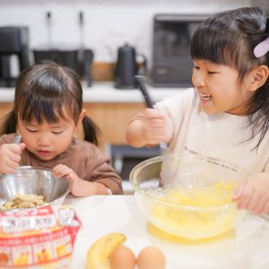 大きなボウルと小さなボウル。
混ぜる速さも、表情も、それぞれ違うけれど、
一緒に作るだけで楽しくなる。
姉妹の“今だけの時間”をそっと切り取りました。