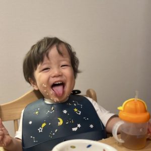 2歳の息子に納豆巻きを作ってみました。食べているうちに嫌な予感…。ネバネバと海苔でお口も手も真っ黒ベタベタに笑。美味しくて楽しくて幸せそうな息子の笑顔に思わず私も笑いながら写真を撮っていました。食後はお風呂直行です笑