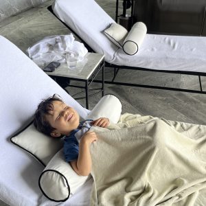 夏休み。3歳の息子とプールに行きました。たくさん遊んで疲れてベッドに横になった時の幸せそうな顔が可愛くて癒されました。