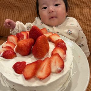 生後2ヶ月記念。友達からスポンジケーキをもらったので、生クリームといちごをのせてケーキを作りました。まだ食べれないけど、大きくなったら一緒に食べようねと記念に写真を撮った1枚です。2ヶ月間病気になることなく、すくすく成長し、大きくなったゆあちゃんと過ごせる今が幸せ。ケーキを食べれることの幸せ。夫婦でケーキを食べれる幸せ。幸せがいっぱいでした。
