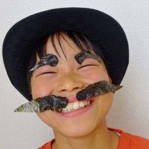 こちらは海苔福人です。
海苔福人を見ると、しあわせになれます。