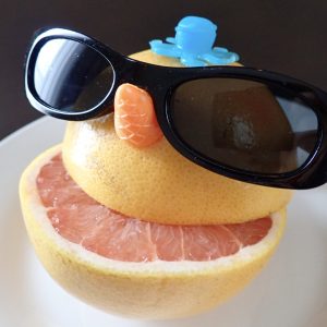 グレープフルーツと子どものオモチャを使ってアート作品を創作してみました。作っている間も、最後に美味しくいただく時も、しあわせな時間でした。