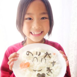 息子が、大好きな海苔をチョキチョキして作りました。
美味しく、ペロリと間食!
息子の成長を感じるしあわせの1枚です。