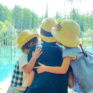 私が座ると、娘と息子がサンドイッチしてくれます。大好きに包まれて幸せ。