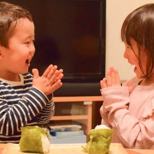 ふたりで手を合わせて、いただきます。一緒に食べるおにぎりは、
いつもよりもっと楽しいね。