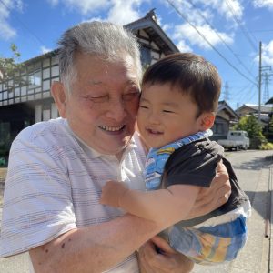 去年の6月に大好きな大じじが亡くなりました。子供が大じじのことが大好きで今でも仏壇にお参りしたり、お散歩でお墓に行って話しかけたりしています。そんな2人の大好きなショットです。