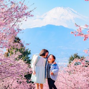 富士山と河津桜がきれいな場所で、仲良し姉弟がにっこり。春の思い出の一枚。