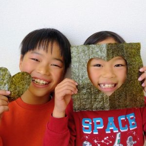 大好きな海苔を1枚使って、ハートの顔出しパネルを作りました♡
子供たちは、この後パリパリ美味しい海苔をいただき、
とてもしあわせそうでした♪