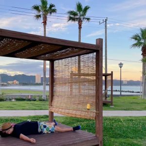 やさしく吹く潮風…おだやかに繰り返す波の音…海で幸せそうに昼寝していた家族を撮影しました。