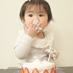 はじめてたべるよ♡ ママの手作りケーキ!!おいしいね〜