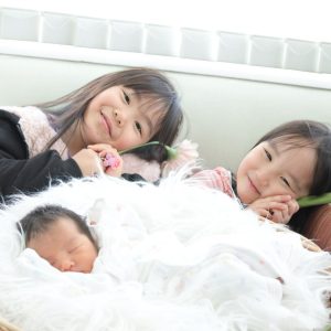 妹が産まれて初めての3人の写真、幸せいっぱいね