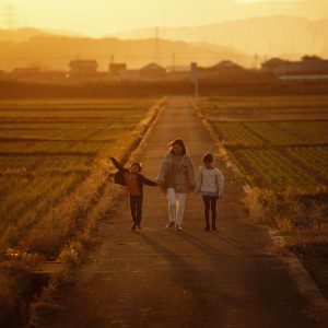 夕暮れに家族で散歩に行った時の一枚です。
優しい光に照らされる家族の姿がとても印象的でした。