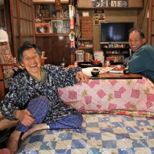 居間のコタツにはおばあちゃんと息子さん二人でくつろいでいました。とても、仲のいい親子でいつも、笑顔で昔話。いつまでも、お元気で‼️